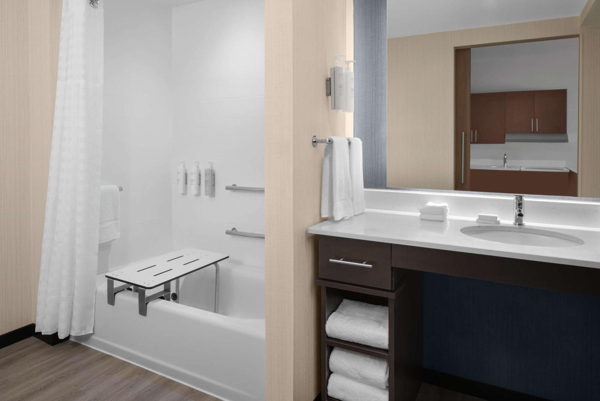 King Studio with Bath Tub - Mobility Accessible,1545045046:JPEG